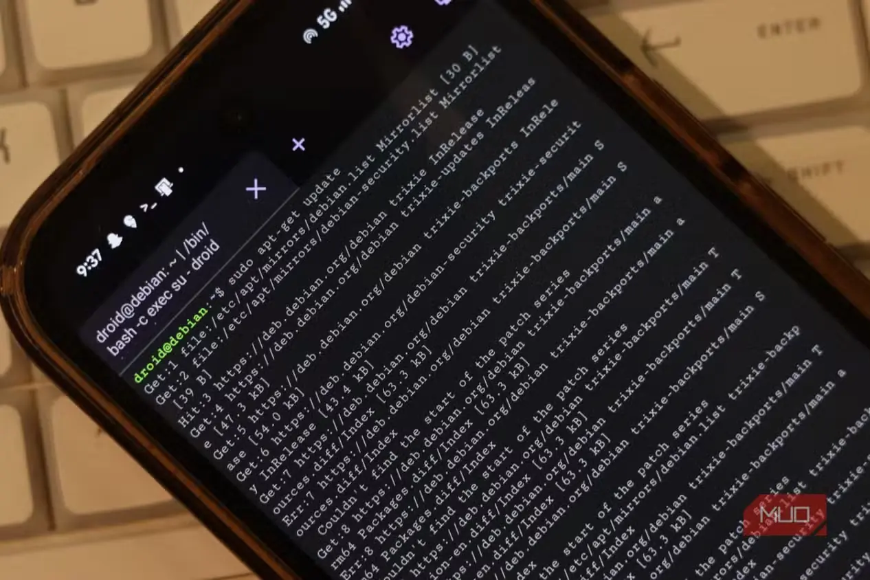 نمای نزدیک از ترمینال Android در حال اجرا روی گوشی Pixel 9a
