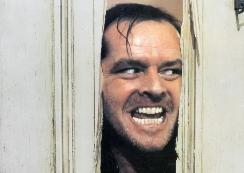 نمایی ثابت از فیلم The Shining (1980).