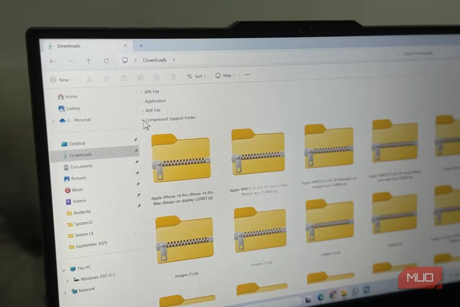 لپتاپ Windows با پوشههای بارگیری و فایلهای ZIP
