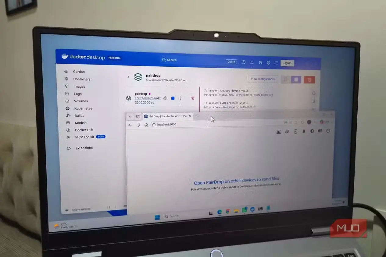 پنجرههای PairDrop و Docker روی صفحه لپتاپ
