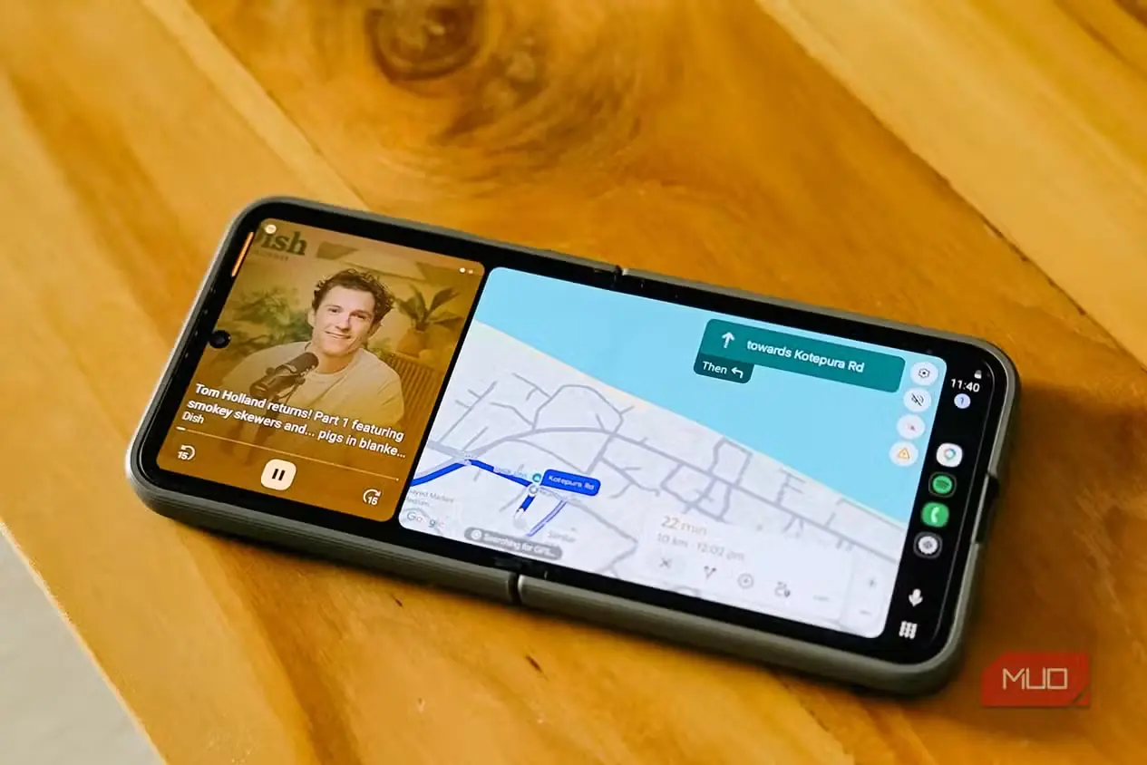 نمایش رابط Android Auto با ویدئوی در حال پخش و مسیریابی نقشه روی Samsung Galaxy Z Flip 6 (2)