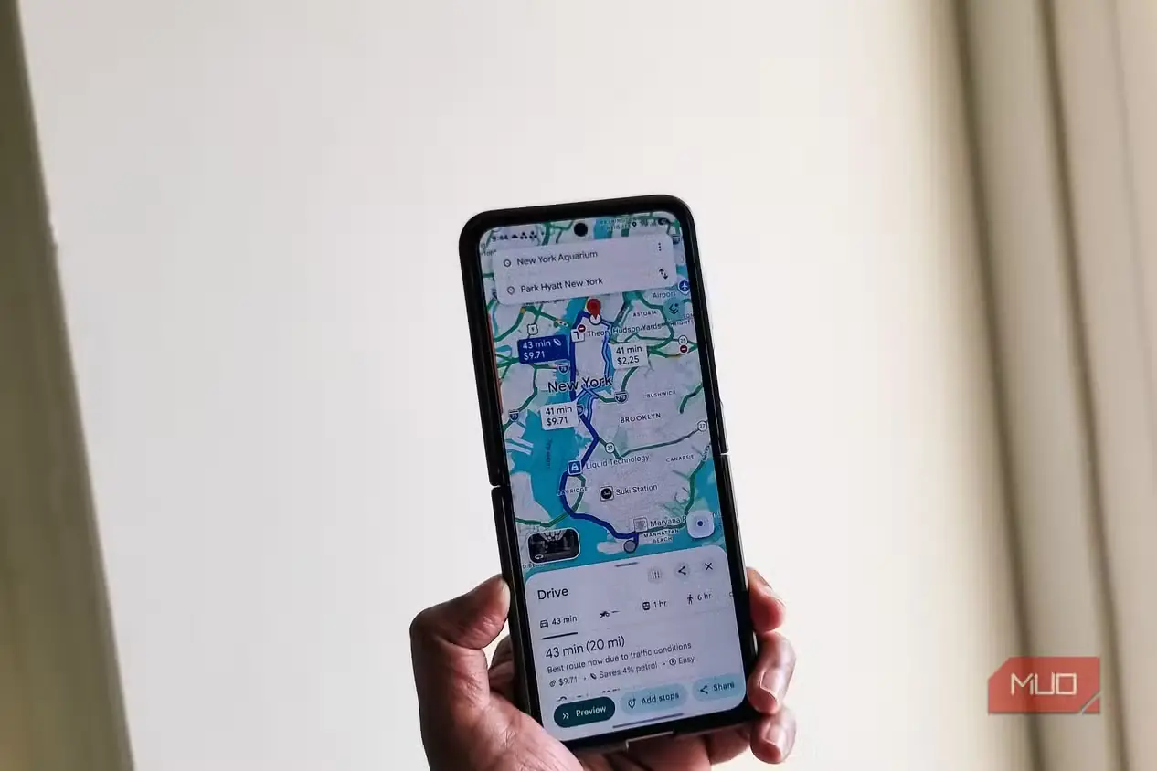 دستی در حال نگهداشتن گوشی هوشمند با صفحه مسیریابی Google Maps در شهر نیویورک
