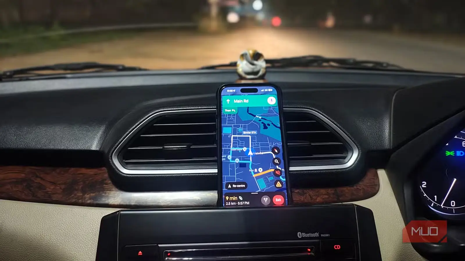 نمایش مسیریابی Google Maps روی گوشی نصبشده بر داشبورد خودرو هنگام رانندگی شبانه