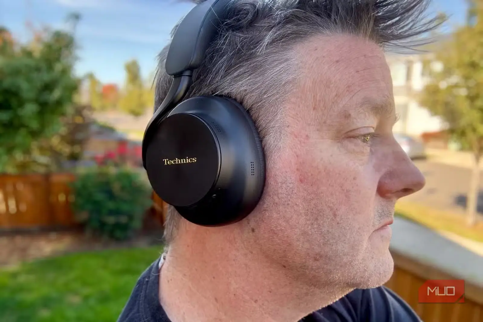 هدفون Technics EAH-A1000 روی گوش راست کاربر