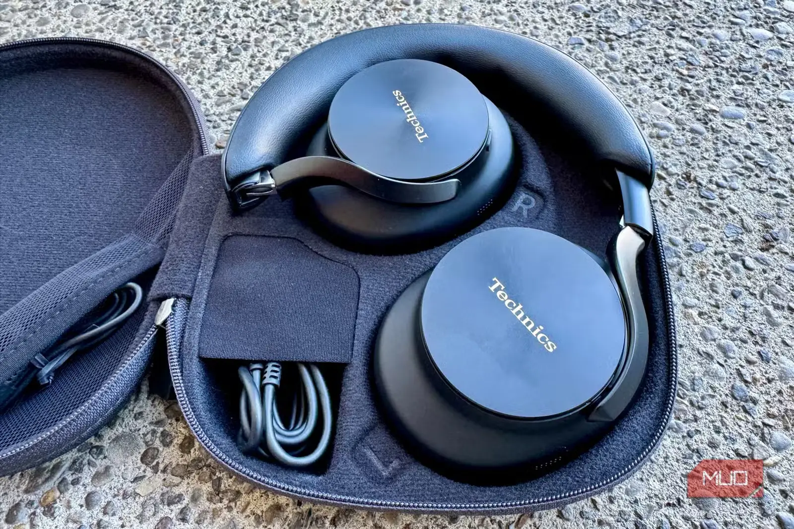 هدفون تاشده Technics EAH-A1000 درون کیف