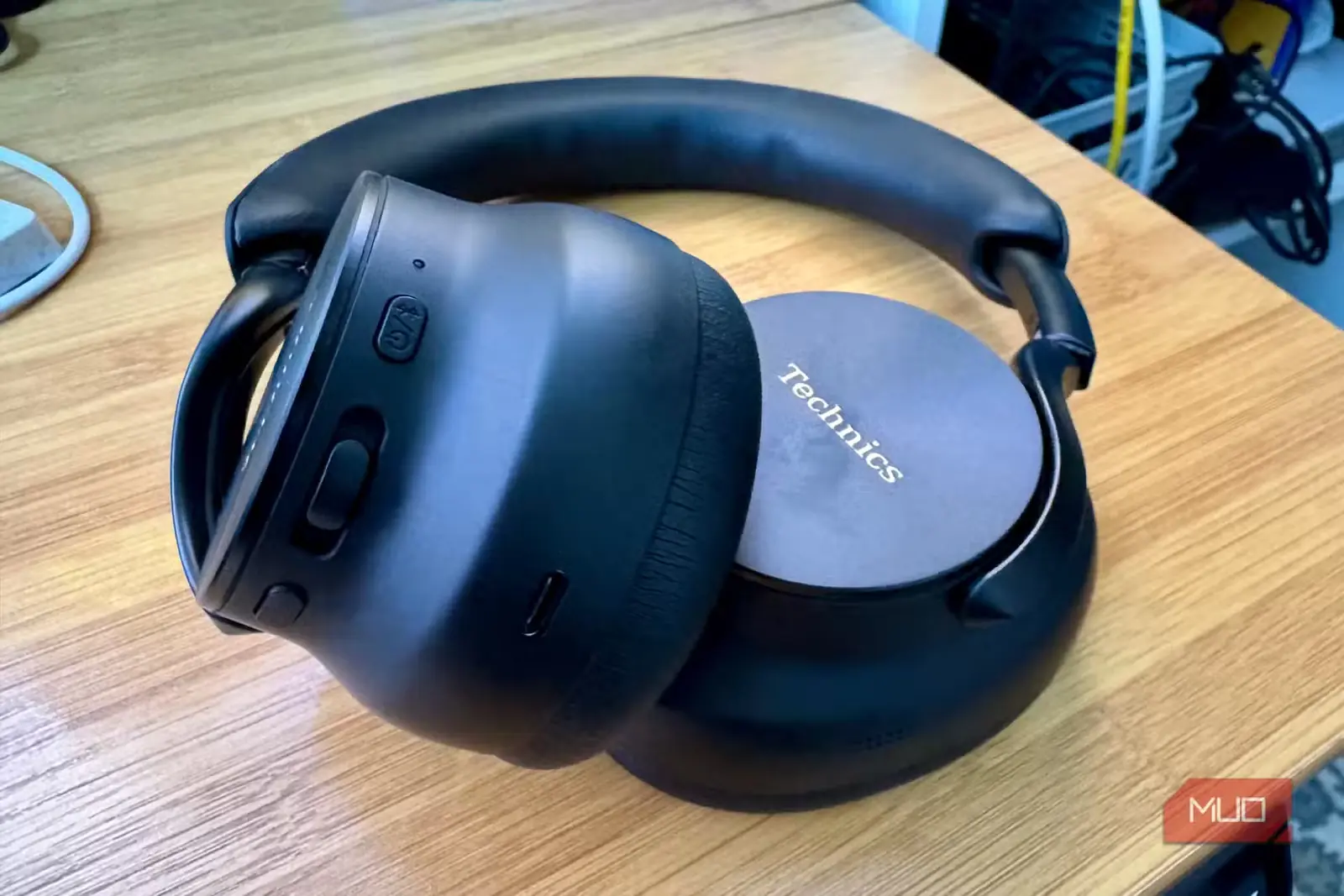 کلیدهای کنترلی و درگاه Technics EAH-A1000