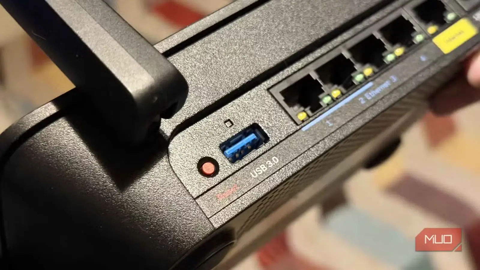 نمای نزدیک درگاه USB روی روتر Linksys EA8300