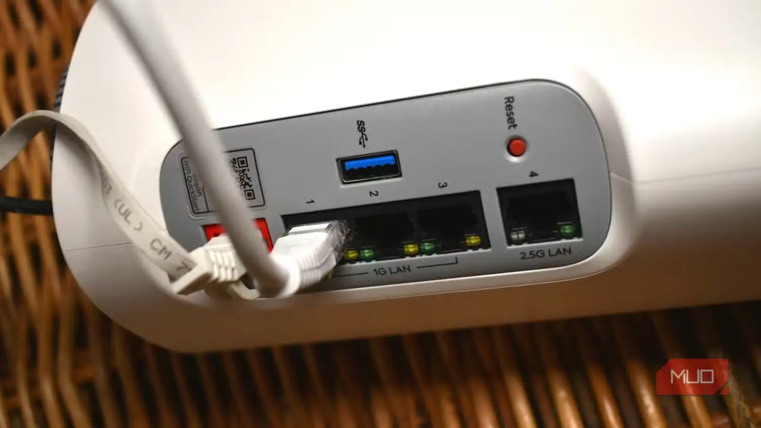 نمای پشت روتر Wi-Fi و درگاه USB آن