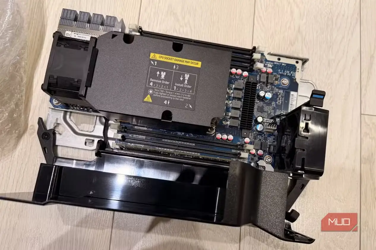 نمای بالا از سینی مادربرد HP Z6 G4 همراه با خنککننده CPU و شکافهای حافظه