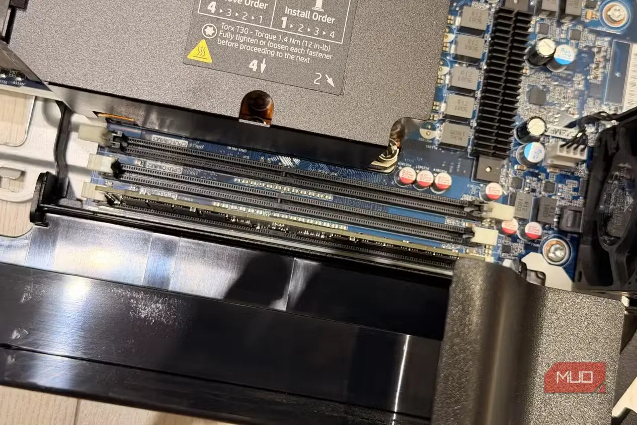 نمای نزدیک از شکافهای خالی حافظه DIMM پردازنده روی مادربرد HP Z6 G4