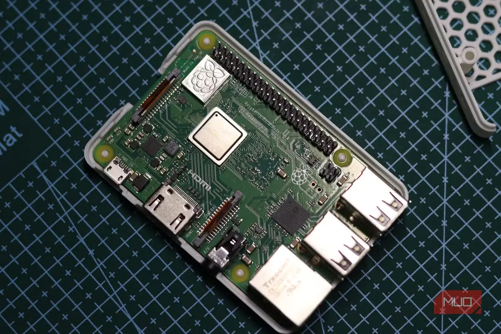 نمای بالا به پایین از برد Raspberry Pi 3