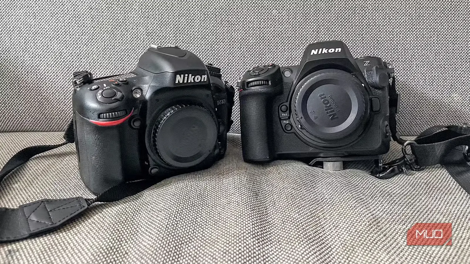 یک دوربین بدونآینه و یک دوربین DSLR در کنار هم