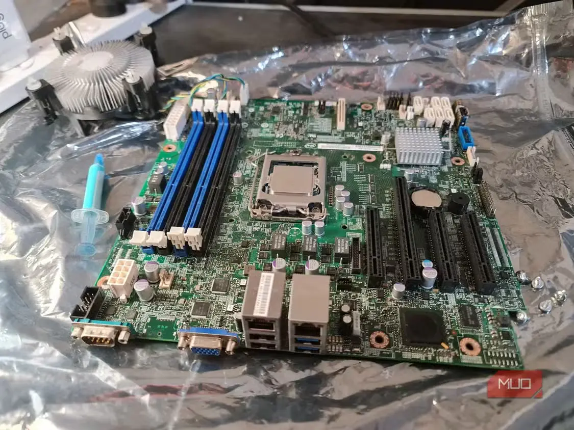 مادربرد سرور Intel S1200 بهکاررفته در سامانه Xeon