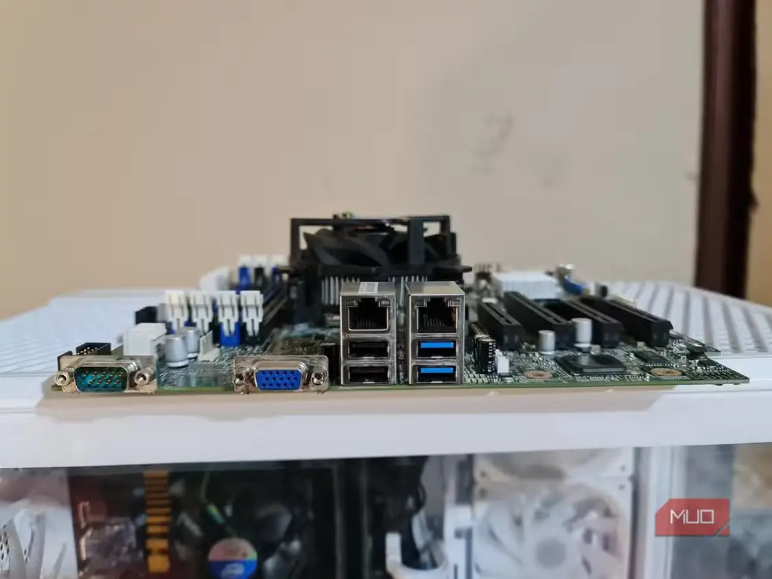 دو درگاه شبکه NIC روی مادربرد سرور Intel S1200