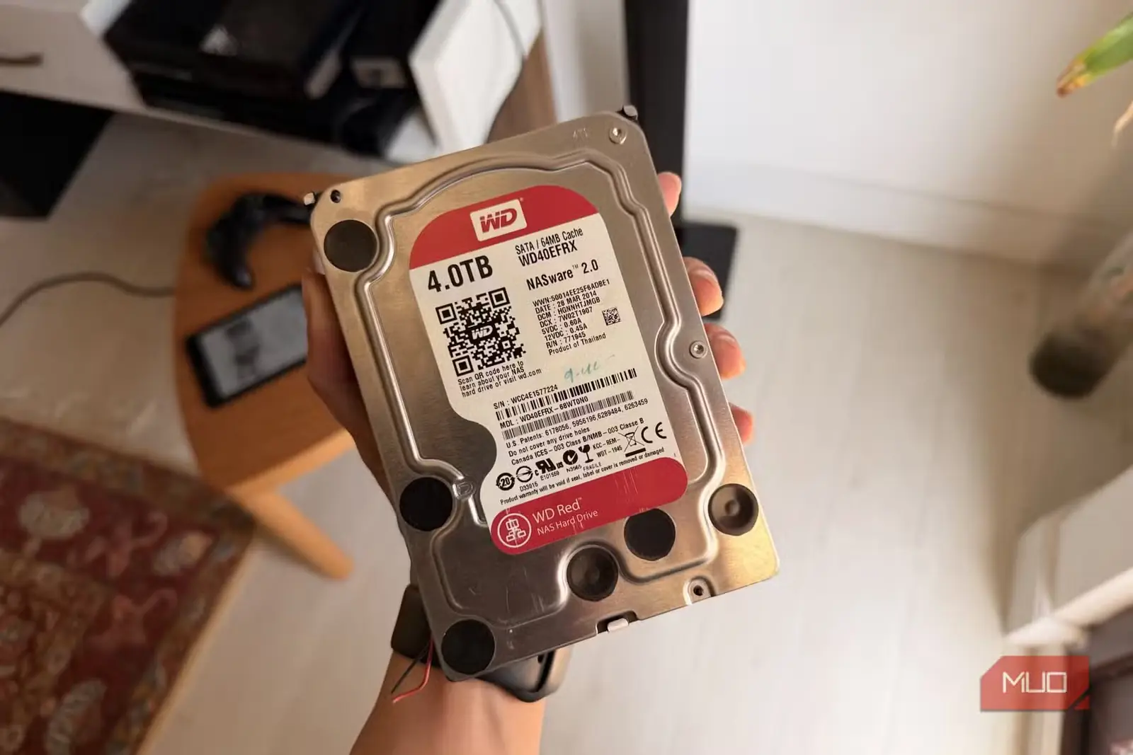 دستی در حال نگهداشتن هارد NAS چهارترابایتی WD Red با برچسب نمایان