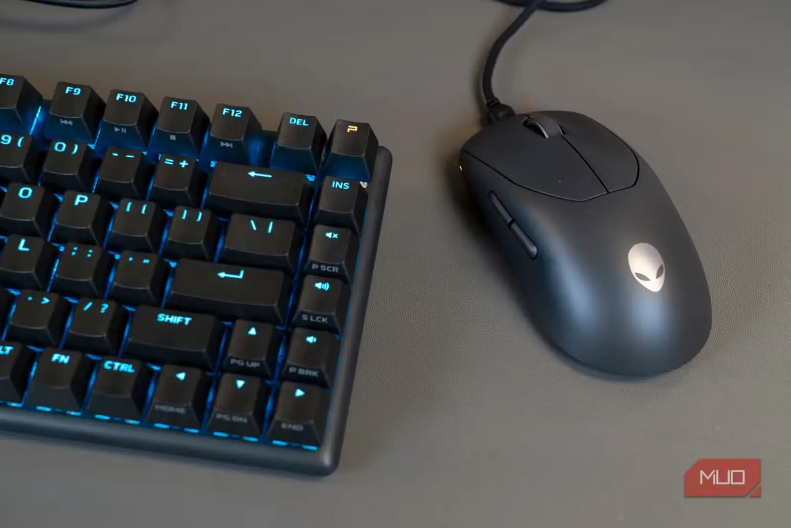ماوس Alienware Pro Wireless Gaming Mouse در کنار یک صفحهکلید