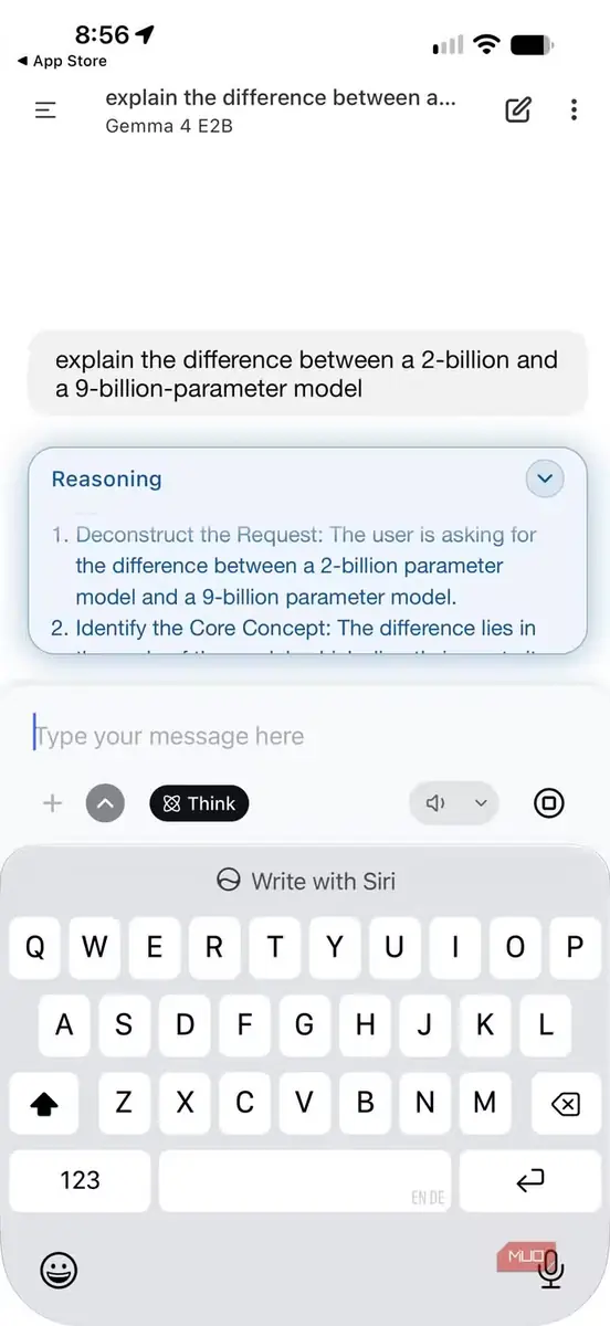 اجرای PocketPal AI روی iPhone.
