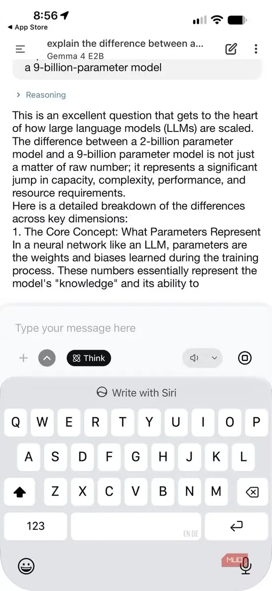 اجرای PocketPal AI روی iPhone.