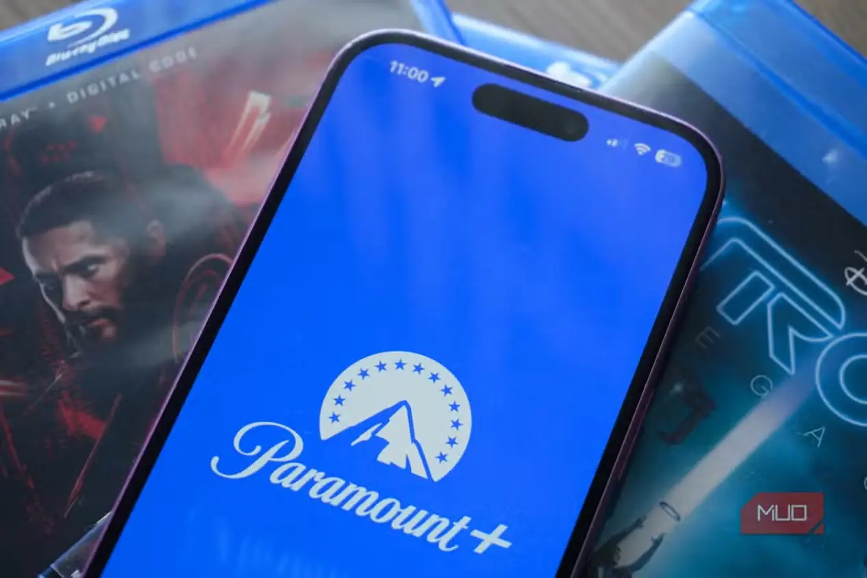 برنامهٔ Paramount+ روی تودهای از دیسکهای Blu-ray