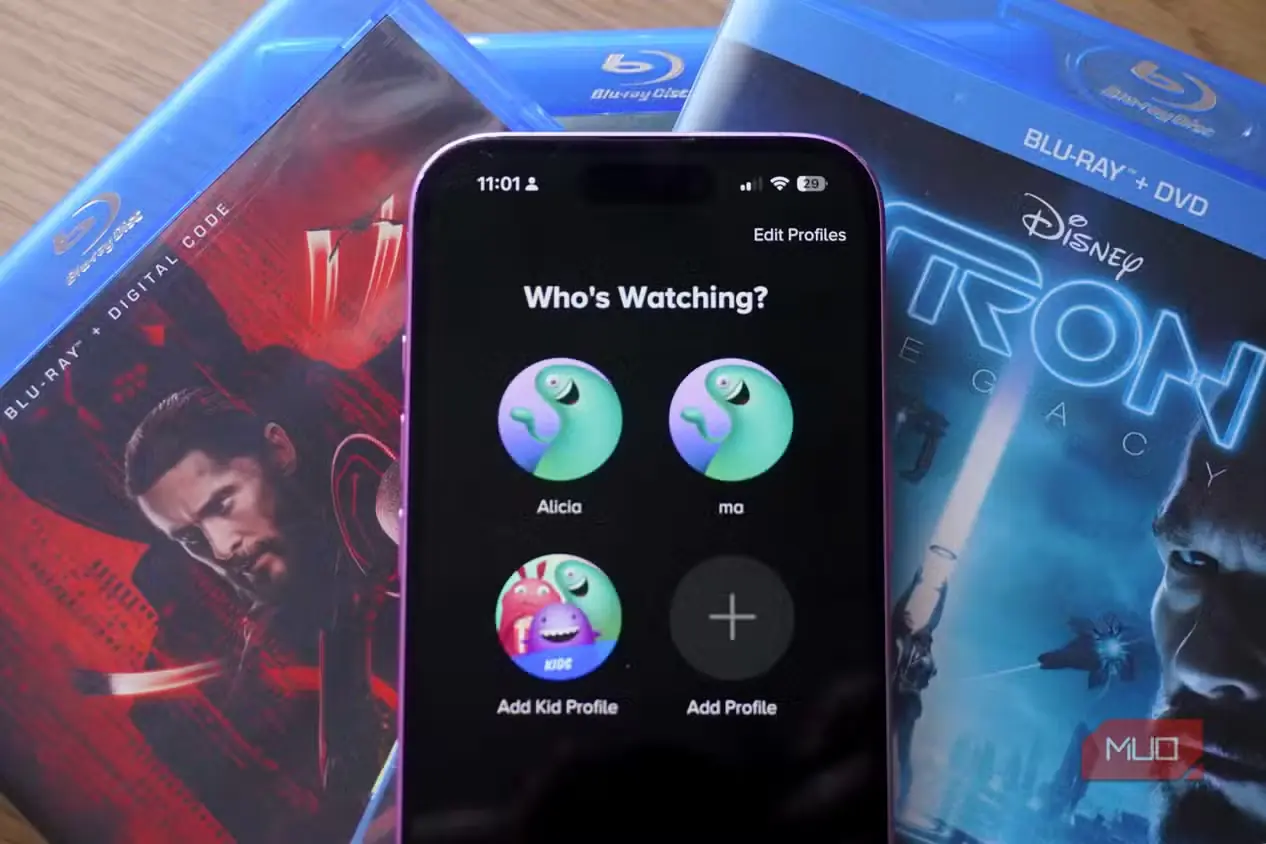 برنامهٔ Paramount+ روی دستهای از دیسکهای Blu-ray