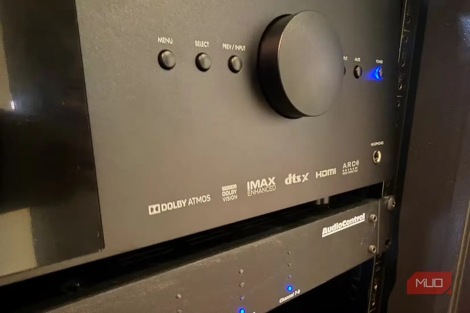 پیشتقویتکنندهای با نشانهای گوناگون، از جمله Dolby Atmos