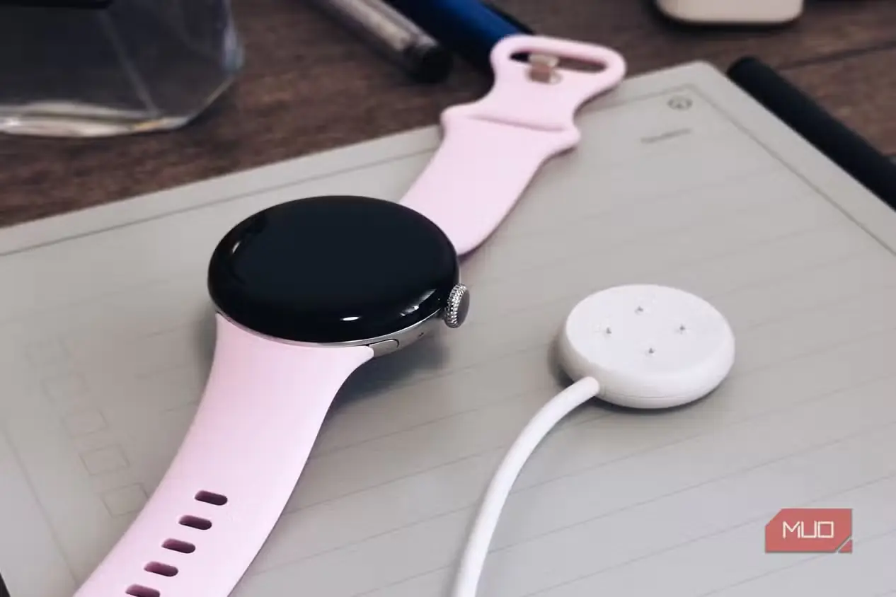 پایه شارژ Google Pixel Watch 3 روی میز در کنار ساعت