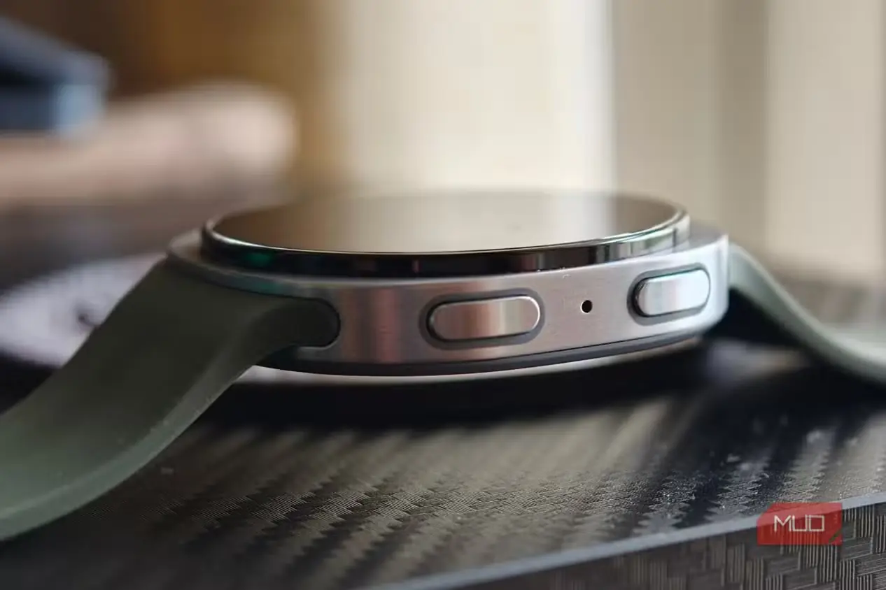 ساعت Samsung Galaxy Watch 9 روی میز