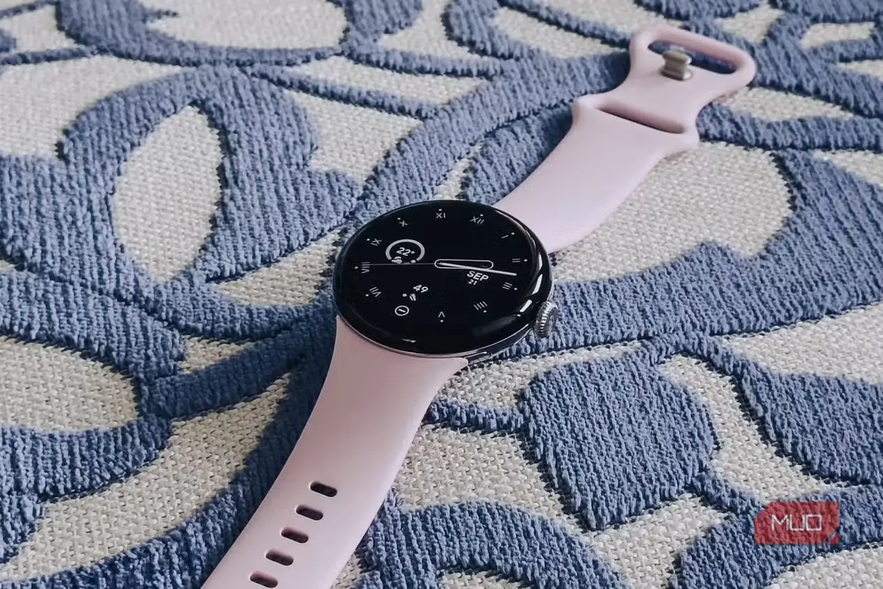 ساعت Google Pixel Watch 3 روی پارچه آبی و سفید
