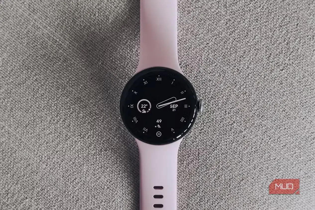 ساعت Google Pixel Watch 3 روی پارچه سفید