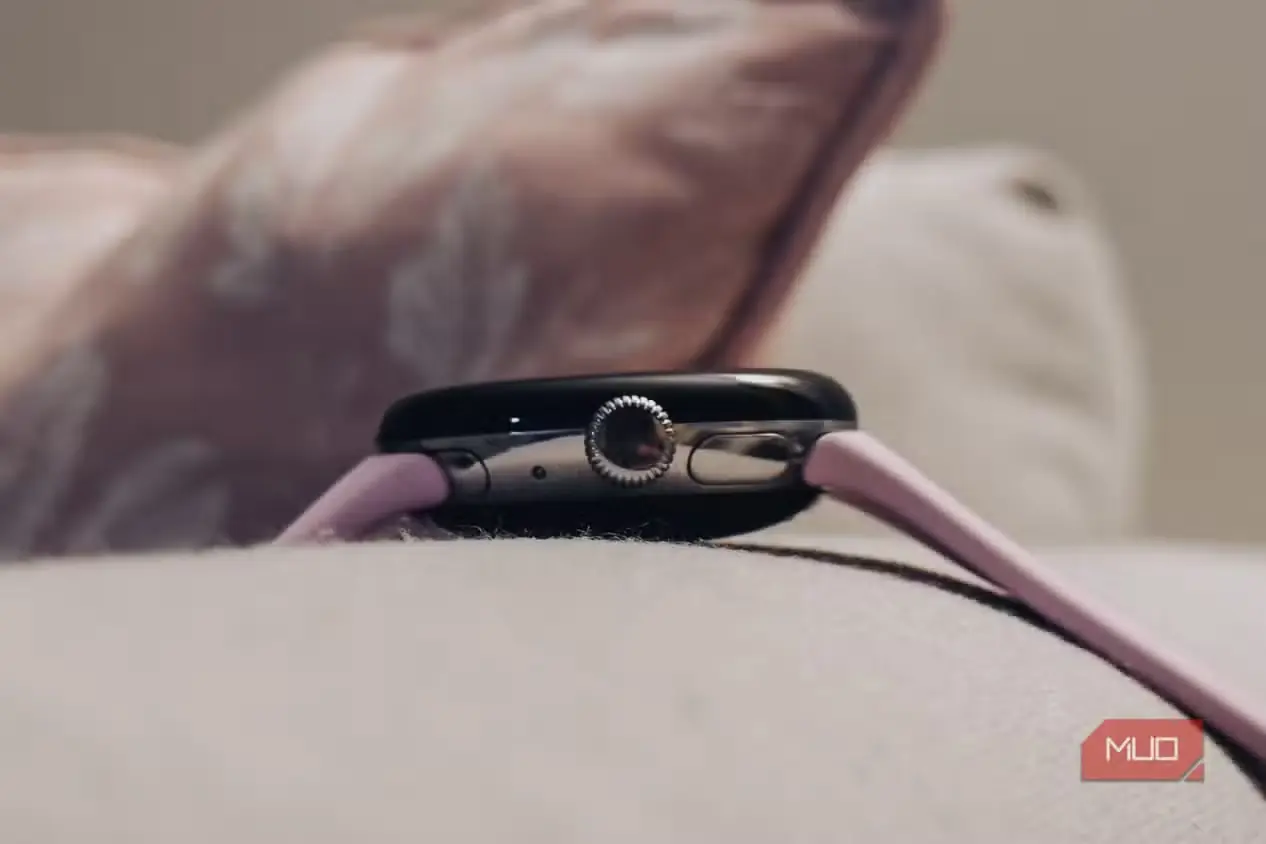 نمای نزدیک تاج دیجیتال Google Pixel Watch 3