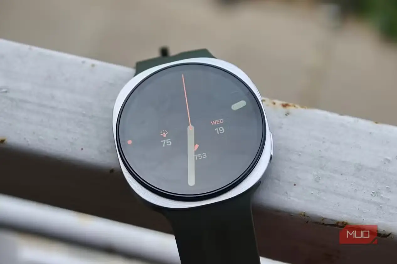 ساعت Samsung Galaxy Watch 9 روی نرده