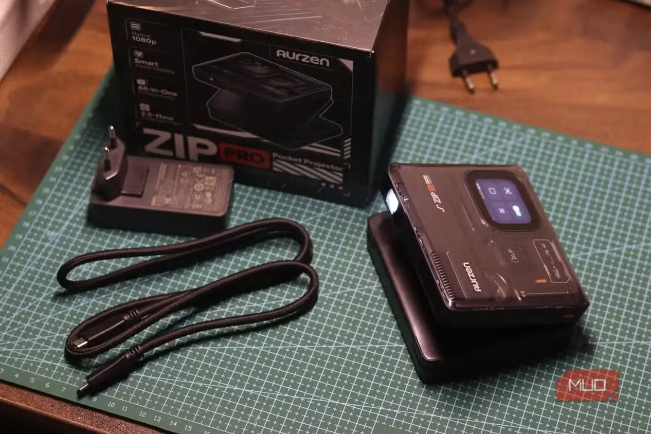پروژکتور Aurzen ZIP Pro همراه جعبه، کابل و آداپتور برق
