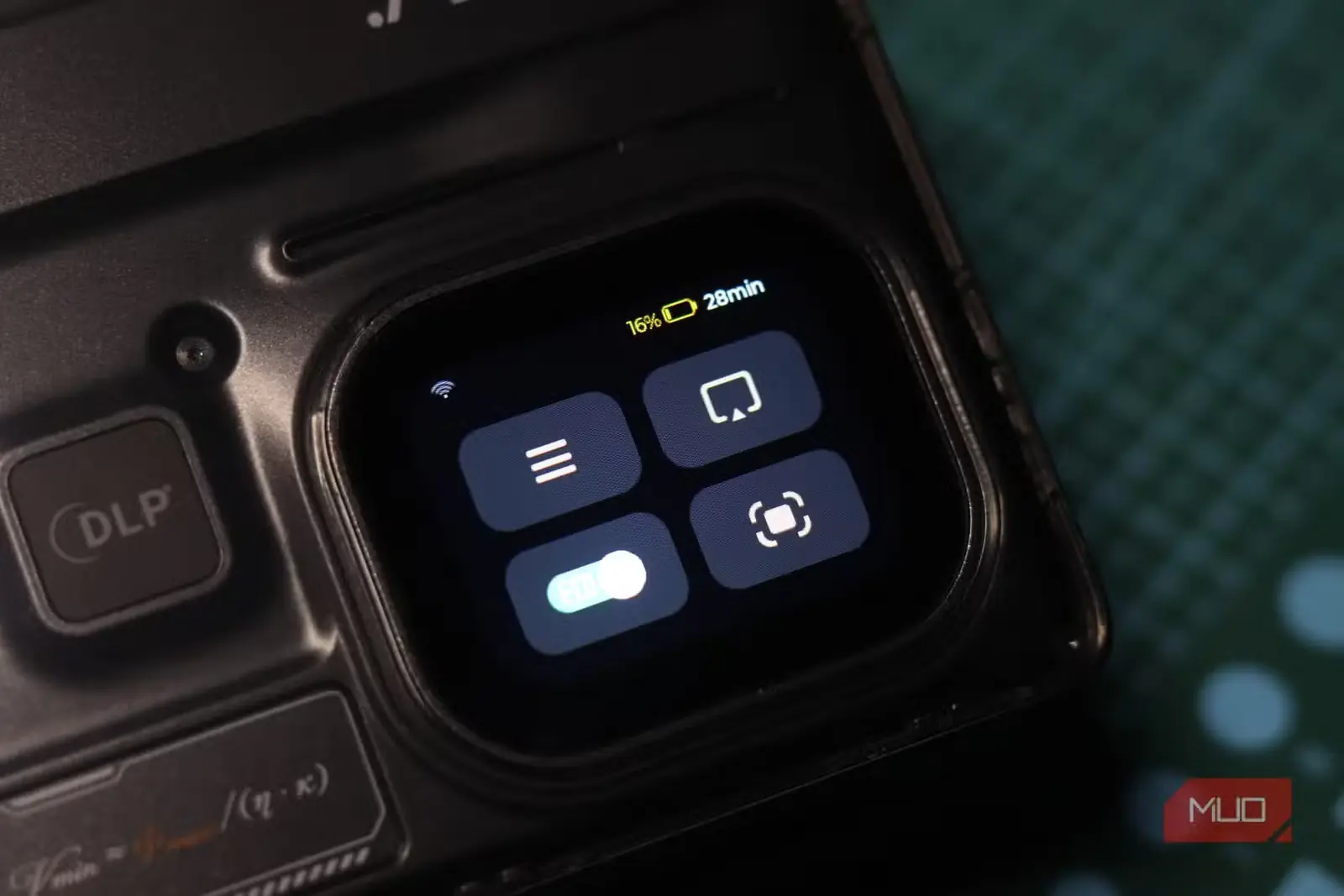 نمای نزدیک صفحهٔ نمایش Aurzen ZIP Pro