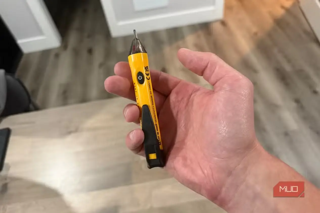 نمای جانبی دکمهٔ روشنکردن Klein Tools NCVT 1P