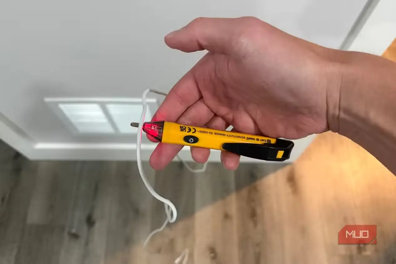 چراغ قرمز Klein Tools NCVT 1P هنگام تشخیص سیم برقدار