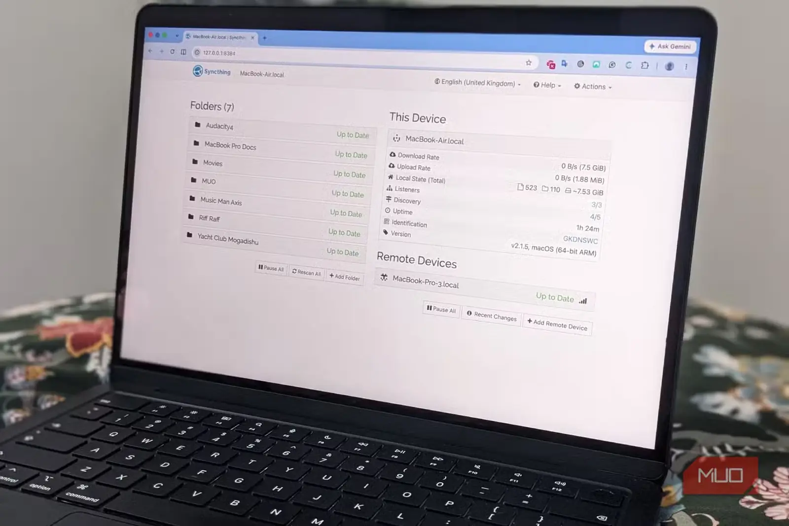 مکبوک ایر با نمایش وضعیت فعال Syncthing