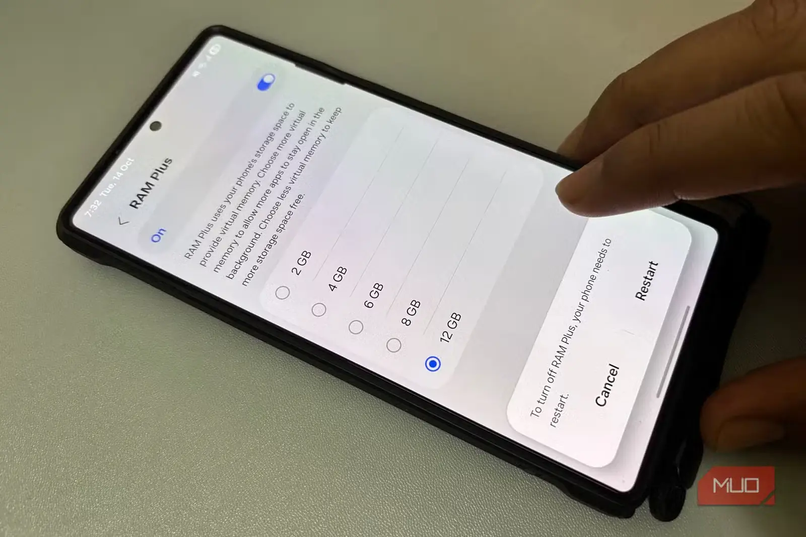 فردی در حال تنظیم RAM Plus روی گوشی Samsung