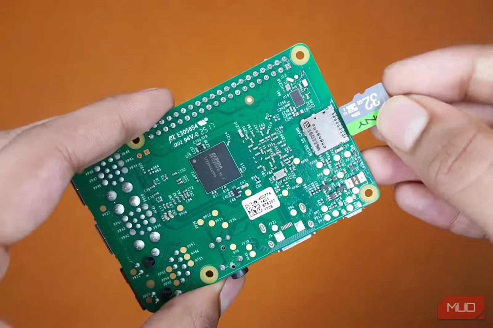رایانه Raspberry Pi3 همراه با کارت microSD