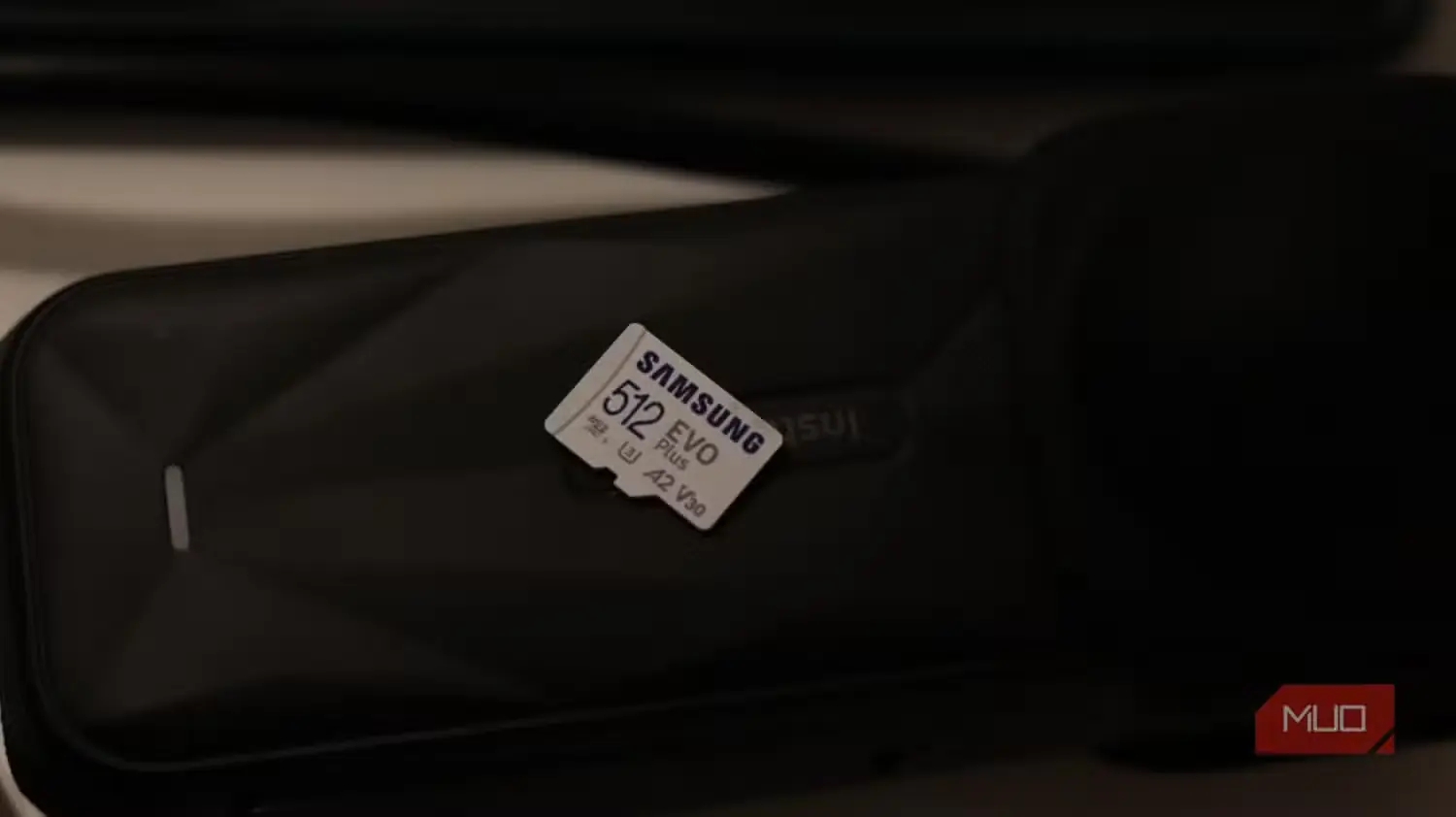 کارت microSD در کنار دوربین Insta360