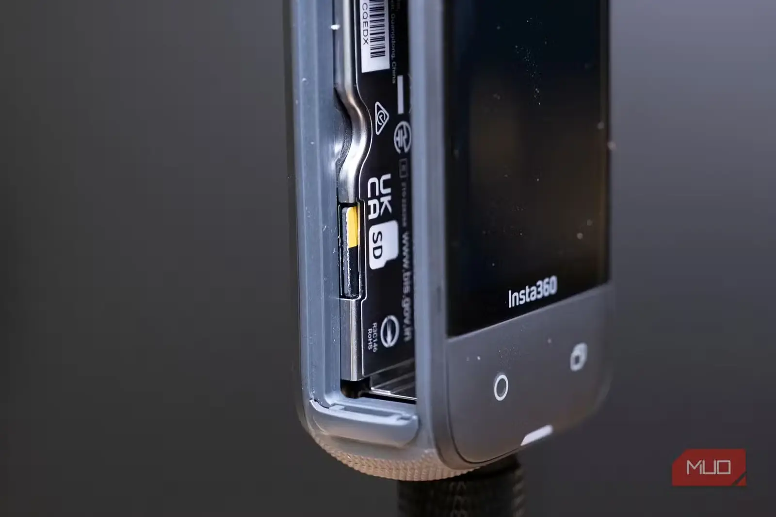 شیار کارت SD دوربین Insta360 x4 همراه با کارت microSD