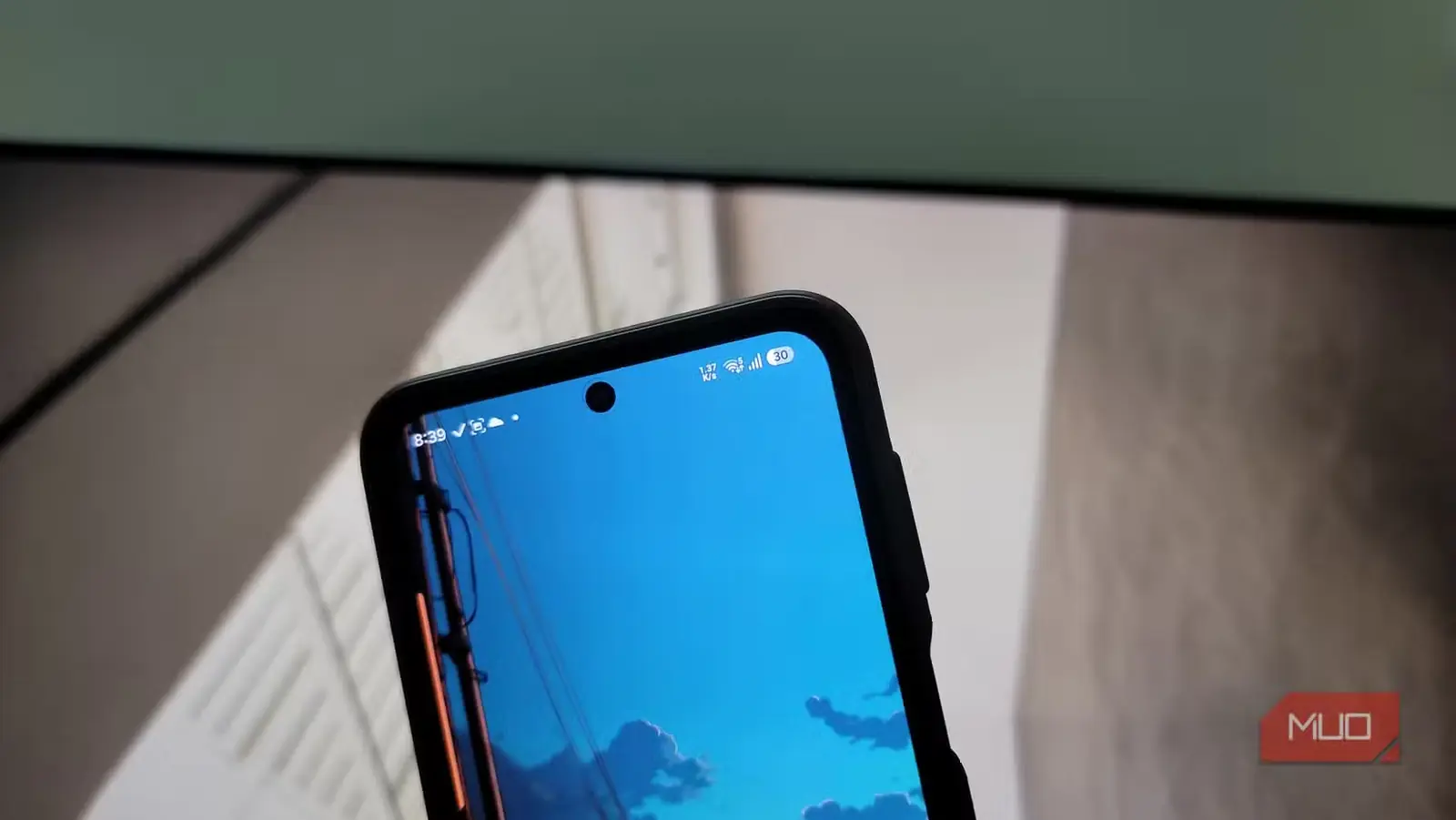 گوشی Android با پسزمینه آسمان آبی و نوار وضعیت