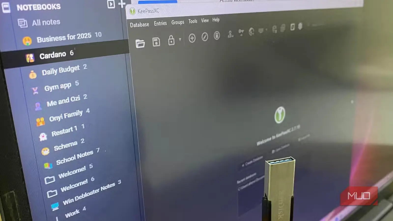 برنامه‌های همراه روی صفحه‌نمایش و یک فلش USB در برابر آن‌ها