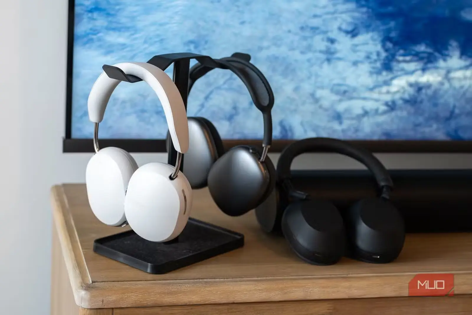 هدفون Sonos Ace روی پایه، کنار Apple AirPods Max و Sony Sony WH-1000XM5