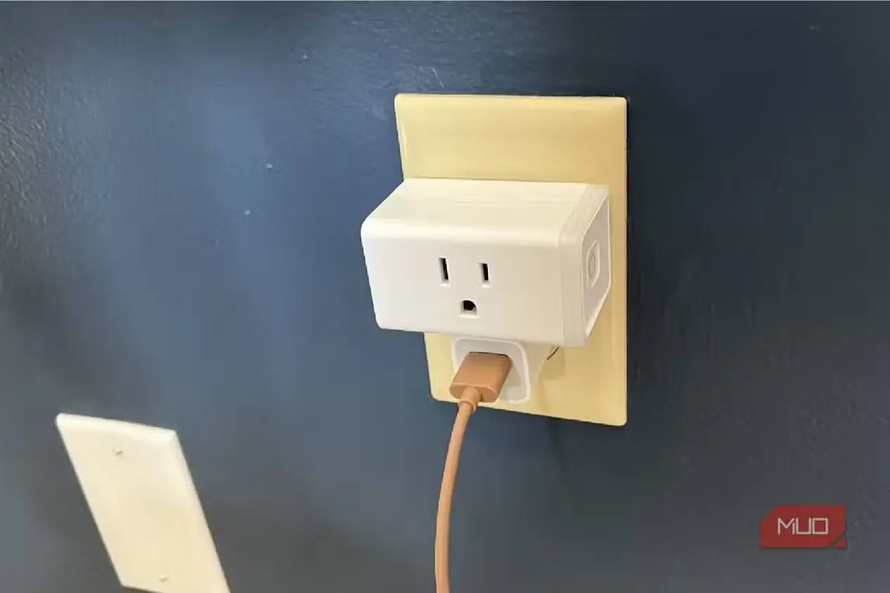 یک Kasa Mini Smart Plug متصل به پریز دیواری