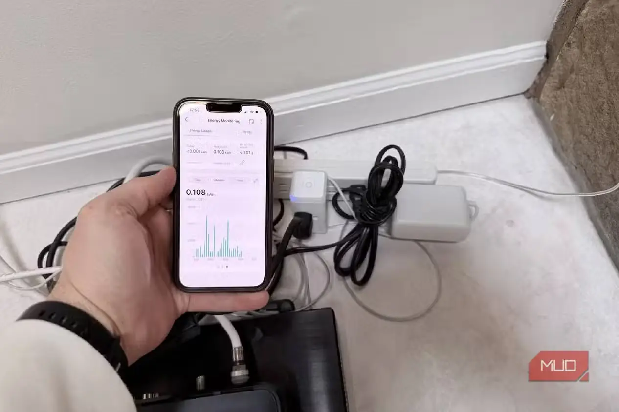 پریز هوشمند Kasa با داده‌های مصرف نمایش‌داده‌شده روی iPhone