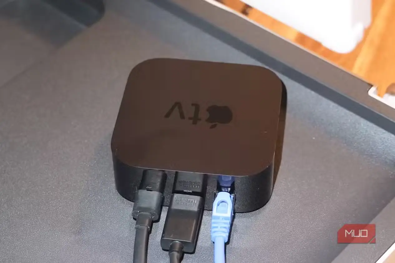 کابلهای متصلشده به دستگاه Apple TV