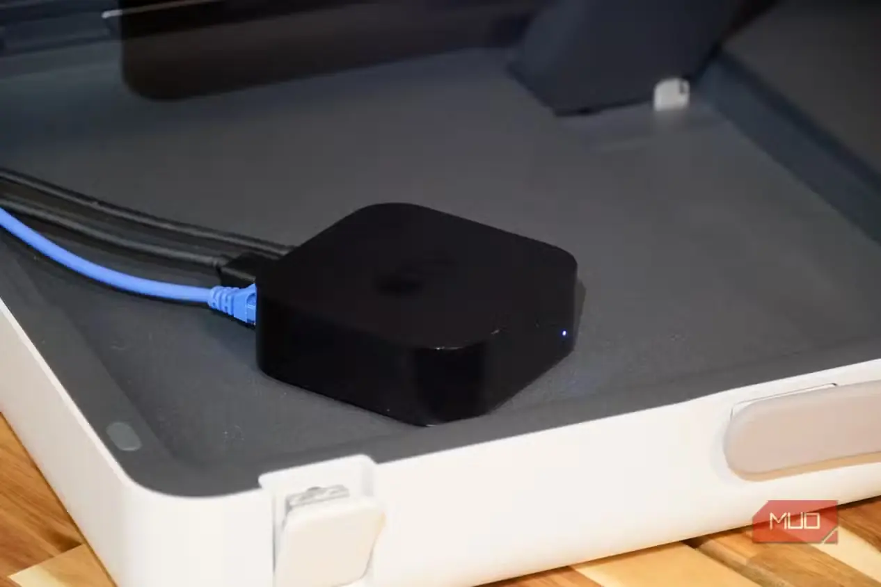 دستگاه Apple TV با کابل گیگابیتی اترنت متصلشده