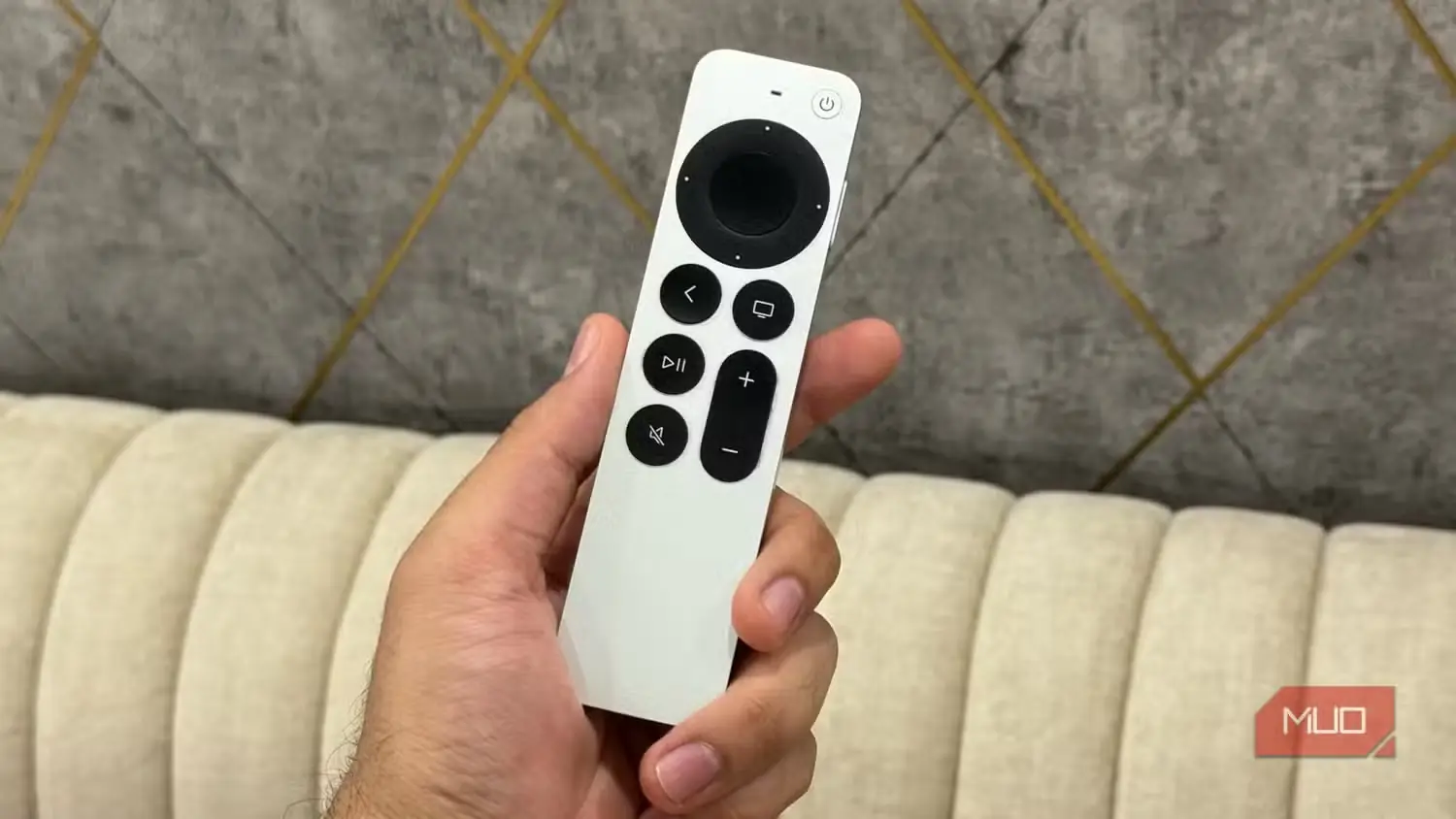 کنترل Apple TV در دست کاربر