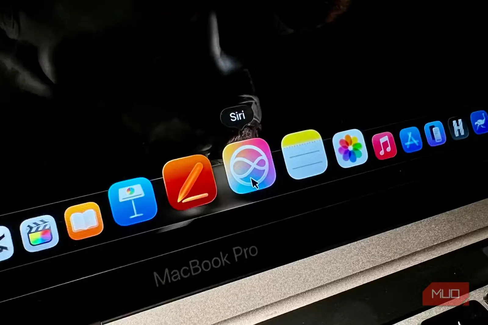 نمایش Siri AI روی MacBook Pro داک