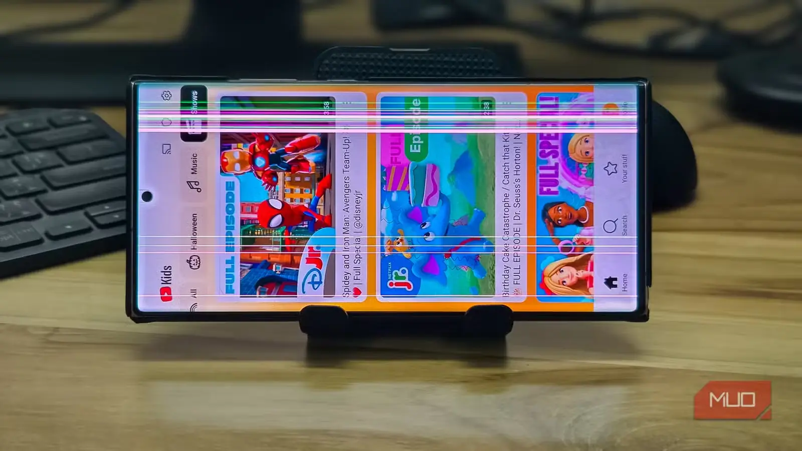 برنامه YouTube Kids روی صفحهنمایش آسیبدیده گوشی Galaxy Note 20 Ultra